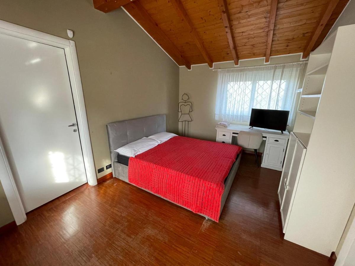 Lussuosa Villa Vicino Alla Stazione Caronno Pertusella Exterior foto