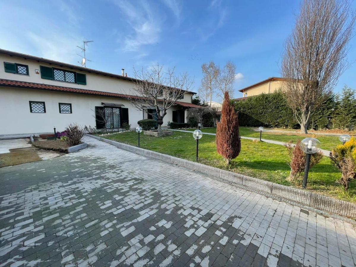 Lussuosa Villa Vicino Alla Stazione Caronno Pertusella Exterior foto
